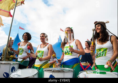 Malmesbury, Wiltshire, Royaume-Uni. 26 juillet, 2015. Festival WOMAD procession sur la troisième et dernière journée du festival va du monde des enfants de la Siam tente à Charlton Park, Angleterre, Royaume-Uni. Le soleil a brillé pour le défilé, mais cette année, c'est plus courte que la normale, en raison de l'un temps humide et boueux. Credit : Francesca Moore/Alamy Live News Banque D'Images