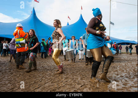 Malmesbury, Wiltshire, Royaume-Uni. 26 juillet, 2015. Festival WOMAD procession sur la troisième et dernière journée du festival va du monde des enfants de la Siam tente à Charlton Park, Angleterre, Royaume-Uni. Le soleil a brillé pour le défilé, mais cette année, c'est plus courte que la normale, en raison de l'un temps humide et boueux. Credit : Francesca Moore/Alamy Live News Banque D'Images