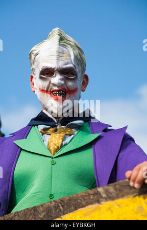 Swanage, Dorset UK 26 juillet 2015. Carnaval de Swanage Procession en juillet avec le thème de super-héros - le caractère joker de Batman Crédit : Carolyn Jenkins/Alamy Live News Banque D'Images