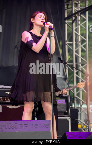 South Shields, UK. 26 juillet, 2015. Brigitte Bardot à South Tyneside Concert gratuit à portiques Park South Shields UK, dimanche 26 juillet 2015. Crédit : Peter Reed / Alamy Live News Banque D'Images