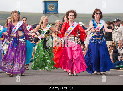 Swanage, Dorset UK 26 juillet 2015. Carnaval de Swanage Procession en juillet avec le thème de super-héros - La danse du ventre Bahara Bellydance bellydancers Swanage - Femme de shimmy Crédit : Carolyn Jenkins/Alamy Live News Banque D'Images