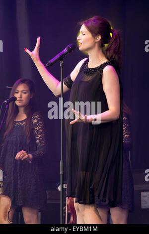 South Shields, UK. 26 juillet, 2015. Brigitte Bardot à South Tyneside Concert gratuit à portiques Park South Shields UK, dimanche 26 juillet 2015. Crédit : Peter Reed / Alamy Live News Banque D'Images