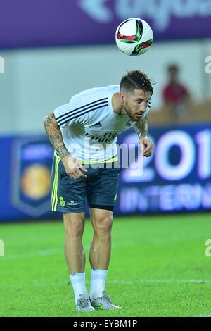 26 juillet 2015 - Guangzhou, Chine - le défenseur du Real Madrid SERGIO RAMOS au cours de la session de formation du Real Madrid au stade de Tianhe à Guangzhou, Chine du Sud. (Crédit Image : © Marcio Machado via Zuma sur le fil) Banque D'Images