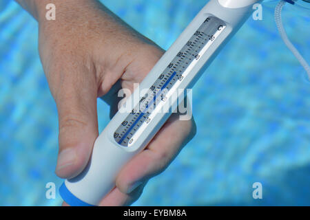 Thermomètre d'eau chaude image stock. Image du chaud - 114547871