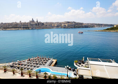 La vue sur La Valette et de yacht de croisière avec les touristes, Sliema, Malte Banque D'Images