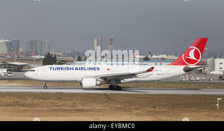 ISTANBUL, TURQUIE - Juillet 09, 2015 : Turkish Airlines Airbus A330-202 (CN 932) décolle de l'aéroport Ataturk d'Istanbul. Ta est le Banque D'Images