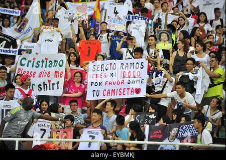 26 juillet 2015 - Guangzhou, Chine - Chinois fans du Real Madrid real Madrid au cours de la session de formation au stade de Tianhe à Guangzhou, Chine du Sud. (Crédit Image : © Marcio Machado via Zuma sur le fil) Banque D'Images