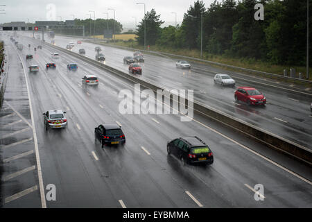Underwood, J27, Dorset, UK. 26 juillet, 2015. Le piètre état des routes, de l'averse lourde devrait durer tout au long de cette soirée et dans la nuit de l'autre côté de l'East Midlands . Credit : IFIMAGE/Alamy Live News Banque D'Images