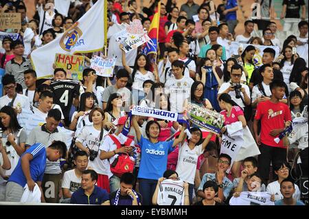 26 juillet 2015 - Guangzhou, Chine - Chinois fans du Real Madrid real Madrid au cours de la session de formation au stade de Tianhe à Guangzhou, Chine du Sud. (Crédit Image : © Marcio Machado via Zuma sur le fil) Banque D'Images