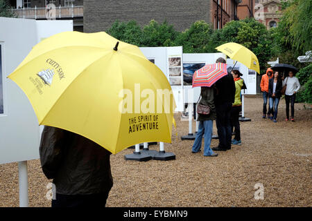 Londres, Royaume-Uni, le 26 juillet 2015. Malgré les fortes pluies, les gens visitent une exposition de photographies en plein air à la Royal Geographical Society. Credit : Yanice Idir/Alamy Live News Banque D'Images