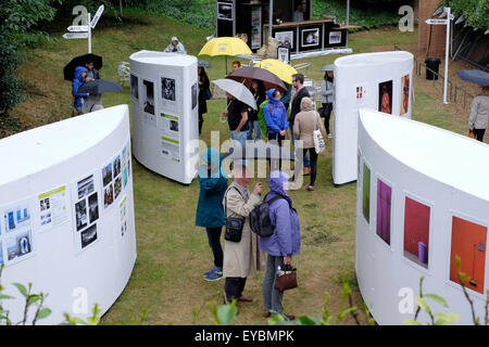 Londres, Royaume-Uni, le 26 juillet 2015. Malgré les fortes pluies, les gens visitent une exposition de photographies en plein air à la Royal Geographical Society. Credit : Yanice Idir/Alamy Live News Banque D'Images