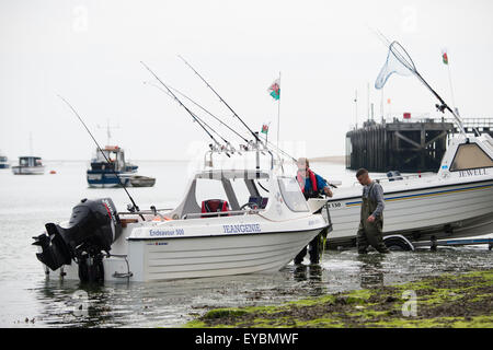 Petits bateaux à moteur d'être transporté à terre après une journée de pêche au Pays de Galles UK Aberdyfi Banque D'Images