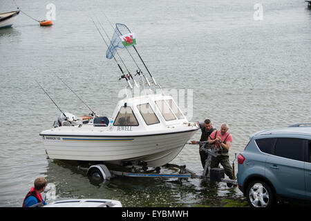 Petits bateaux à moteur d'être transporté à terre après une journée de pêche au Pays de Galles UK Aberdyfi Banque D'Images