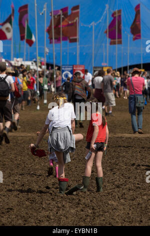 Malmesbury, Wiltshire, Royaume-Uni. Le 25 juillet, 2015. Samedi au festival voit le retour du soleil permettant aux festivaliers de quitter manteaux dans les tentes et à profiter des animations tout au long du site. Credit : Wayne Farrell/Alamy Live News Banque D'Images