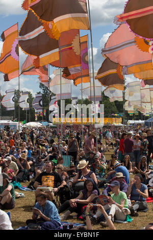 Malmesbury, Wiltshire, Royaume-Uni. Le 25 juillet, 2015. Samedi au festival voit le retour du soleil permettant aux festivaliers de quitter manteaux dans les tentes et à profiter des animations tout au long du site. Credit : Wayne Farrell/Alamy Live News Banque D'Images