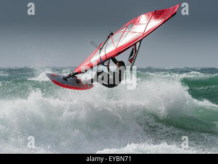 Vue aérienne de la lèvre. Planche à voile l'action. Tarifa, Cadix, Costa de la Luz, Andalousie, Espagne du Sud. Banque D'Images