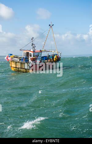 La pêche côtière dans la baie Cardigan : un petit bateau de pêche du homard et du crabe qui travaille à Aberystwyth, Ceredigion Harbour West Wales UK Banque D'Images