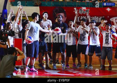 26 juillet 2015 - Guangzhou, Chine - Étoile de basket-ball nord-américain et joueur Miami Heat Dwyane Wade lors de sa visite à Guangzhou, Chine du Sud. (Crédit Image : © Marcio Machado via Zuma sur le fil) Banque D'Images