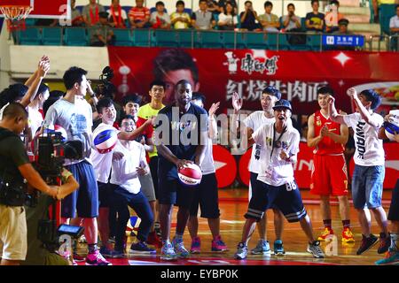 26 juillet 2015 - Guangzhou, Chine - Étoile de basket-ball nord-américain et joueur Miami Heat Dwyane Wade lors de sa visite à Guangzhou, Chine du Sud. (Crédit Image : © Marcio Machado via Zuma sur le fil) Banque D'Images