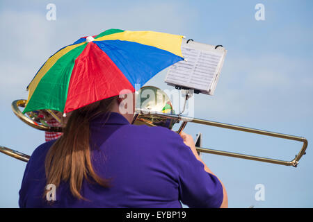 Swanage, Dorset UK 26 juillet 2015. Carnaval de Swanage Procession en juillet avec le thème de super-héros - tromboniste parapluie portant hat Crédit : Carolyn Jenkins/Alamy Live News Banque D'Images