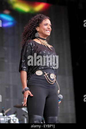 Perth, Ecosse, Royaume-Uni. 26 juillet, 2015. Dorothée chante au Festival de rembobinage Scone Palace Perth, Ecosse, UK,Dimanche 26 Juillet 2015 Photo : Derek Allan/Alamy Live News Banque D'Images