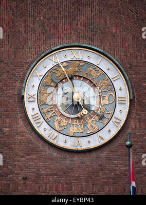 Horloge astronomique sur le côté nord de l'Hôtel de Ville d'Oslo Banque D'Images