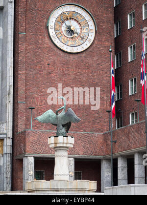 L'Hôtel de Ville d'Oslo entrée nord square horloge murale astronomiques et la fontaine aux cygnes Banque D'Images