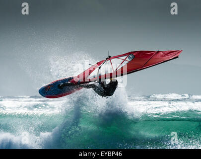 Vue aérienne de la lèvre. Planche à voile l'action. Tarifa, Cadix, Costa de la Luz, Andalousie, Espagne du Sud. Banque D'Images