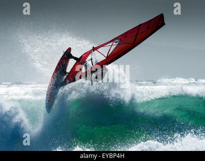 Vue aérienne de la lèvre. Planche à voile l'action. Tarifa, Cadix, Costa de la Luz, Andalousie, Espagne du Sud. Banque D'Images