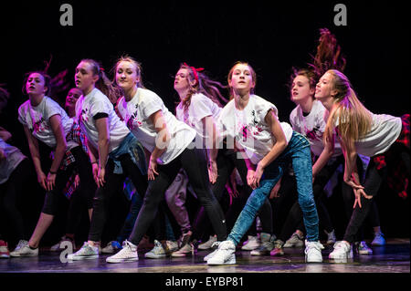 Un groupe d'adolescentes l'exécution de routines de danse urbaine moderne chorégraphié sur scène à Aberystwyth, Pays de Galles UK Centre Arets Banque D'Images