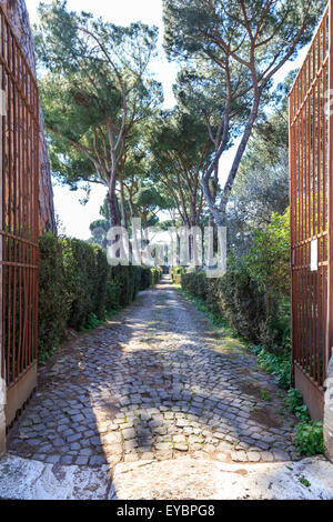 Ancienne porte mène à long chemin à la Via Appia à Rome, Italie. Banque D'Images