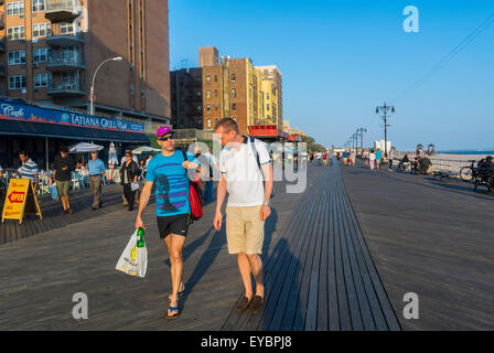 Coney Island, NY, scènes de villégiature, quartier résidentiel péninsulaire, plage, et destination de loisirs / divertissement sur l'océan Atlantique dans la partie sud-ouest de l'arrondissement de Brooklyn, Brooklyn, hommes, amis, marcher sur Boardwalk Banque D'Images