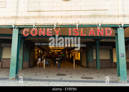 Coney Island, NY, scènes de villégiature, quartier résidentiel péninsulaire, plage, et destination de loisirs / divertissement sur l'océan Atlantique dans la partie sud-ouest de l'arrondissement de Brooklyn, New York NYC Subway trains Station panneau d'entrée Banque D'Images