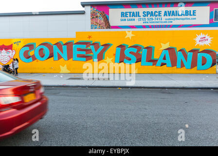 Coney Island, NY, ville de villégiature, scènes de plage, quartier résidentiel de la péninsule, et de loisirs/loisirs sur l'océan Atlantique dans la partie sud-ouest de l'arrondissement de Brooklyn, Sign on Road Banque D'Images
