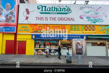Coney Island, NY, ville de villégiature, scènes de plage, quartier résidentiel de la péninsule, et de loisirs/loisirs sur l'océan Atlantique dans la partie sud-ouest de l'arrondissement de Brooklyn, Nathan's Hot Dog Restaurant Banque D'Images
