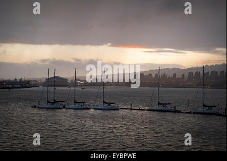 Portsmouth, Royaume-Uni. 26ème Juillet 2015. Tempête sur le port de Portsmouth . Crédit : Rob Wilkinson/ Alamy Live News Banque D'Images