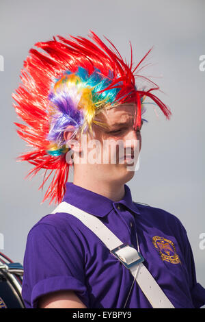 Swanage, Dorset UK 26 juillet 2015. Carnaval de Swanage Procession en juillet avec le thème de super-héros - musicien aux cheveux hérissés punk coloré Crédit : Carolyn Jenkins/Alamy Live News Banque D'Images