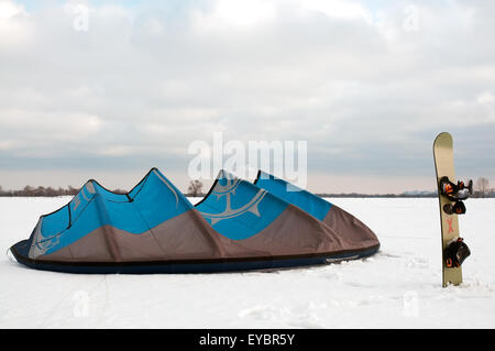 Kite et de la planche dans la neige sur un fond de ciel nuageux Banque D'Images