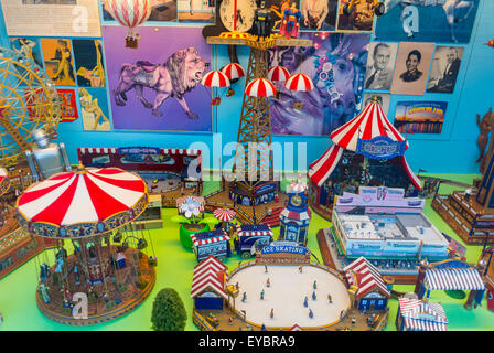 Coney Island, NY, scènes de villégiature, quartier résidentiel péninsulaire, plage, et destination de loisirs / divertissement sur l'océan Atlantique dans la partie sud-ouest de l'arrondissement de Brooklyn, Brooklyn, modèle architectural détaillé au parc d'attractions, vacances d'été américaines vintage Banque D'Images