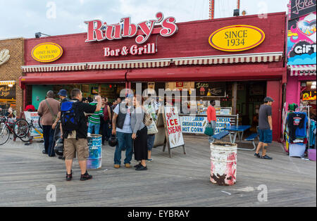 Coney Island, NY, scènes de villégiature, quartier résidentiel péninsulaire, plage, destination de loisirs/divertissement sur l’océan Atlantique dans la partie sud-ouest de l’arrondissement de Brooklyn, American Restaurant, « Ruby’s Bar & Grill », sur la promenade Banque D'Images