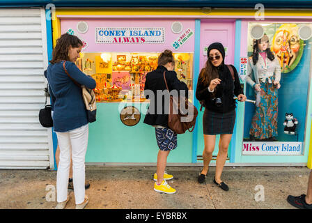 Coney Island, NY, ville de villégiature, scènes de plage, quartier résidentiel de la péninsule, et de loisirs/loisirs sur l'océan Atlantique dans la partie sud-ouest de l'arrondissement de Brooklyn, Banque D'Images