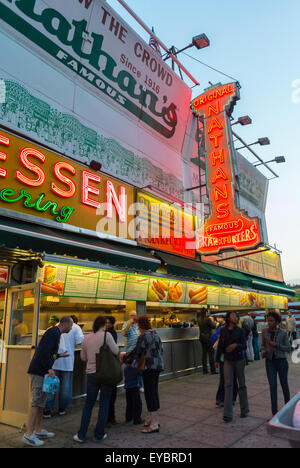 Coney Island, NY, scènes de villégiature, quartier résidentiel péninsulaire, plage, et destination de loisirs / divertissement sur l'océan Atlantique dans la partie sud-ouest de l'arrondissement de Brooklyn, nathan's coney Island Boardwalk Banque D'Images