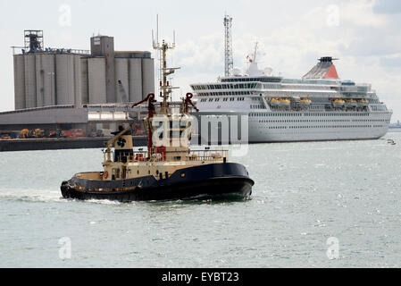 Remorqueur de haute mer Svitzer Sarah Port de Southampton avec bateau de croisière Balmoral en arrière-plan. Le bateau de croisière est amarré Banque D'Images