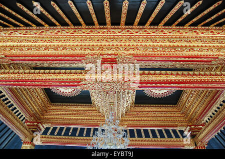 Palais royal et musée de Yogyakarta plafond sculpté d'ornement, à Yogyakarta, Java, Indonésie Banque D'Images