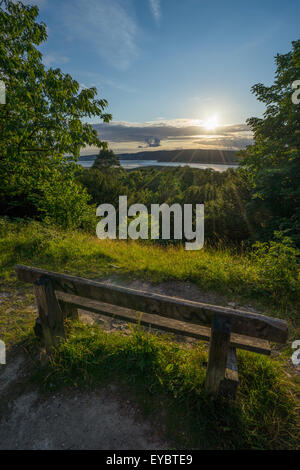 En attendant le soleil pour se coucher sur arnside estuaire, vu de l'arnside Knott. Banque D'Images