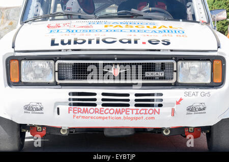 Canencia, Espagne. Le 25 juillet, 2015. Rally Championship de Madrid. -Voiture Seat 124 FL-, de Manuel Moreno Morano, lors de l'ascension de la montagne col de Canencia, le 25 juillet 2015. Manuel Moreno s'est retiré de la course, sans courir. Credit : Russet pomme/Alamy Live News Banque D'Images