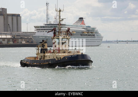 Remorqueur de haute mer Svitzer Sarah Port de Southampton avec bateau de croisière Balmoral en arrière-plan. Le bateau de croisière est amarré Banque D'Images