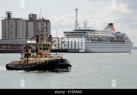 Remorqueur de haute mer Svitzer Sarah Port de Southampton avec bateau de croisière Balmoral en arrière-plan. Le bateau de croisière est amarré Banque D'Images