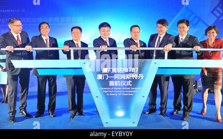 Xiamen, Chine, province du Fujian. 26 juillet, 2015. Vous pourrez assister à la cérémonie de lancement d'Xiamen-Amsterdam itinéraire en Boeing 787 Dreamliner à Xiamen, dans le sud-est de la province de Fujian en Chine, le 26 juillet 2015. Xiamen Airlines a lancé le premier transporteur, le Xiamen-Amsterdam itinéraire intercontinental à vélo le dimanche. © Lin Shanchuan/Xinhua/Alamy Live News Banque D'Images