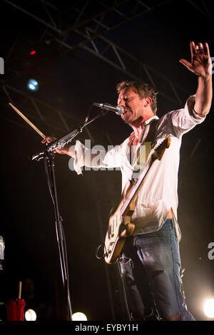 Milan Italie. 26 juillet 2015. Le groupe de rock belge dEUS effectue live au CarroPonte au cours de la "Tour d'Europe 2015' Credit : Rodolfo Sassano/Alamy Live News Banque D'Images